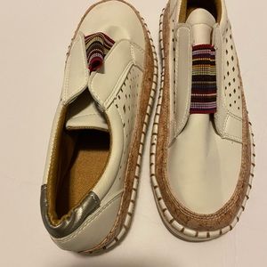 Woman’s Breathable bottom orthopedic flats.